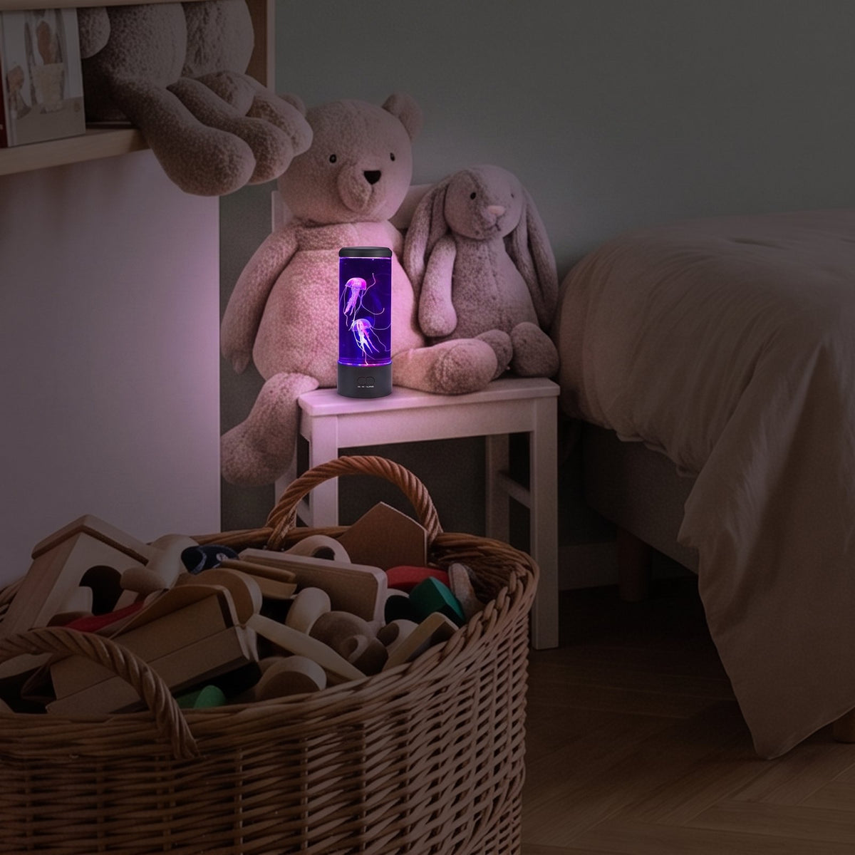 Lampe méduse allumée en violet sur un tabouret, près d'un lit d'enfant