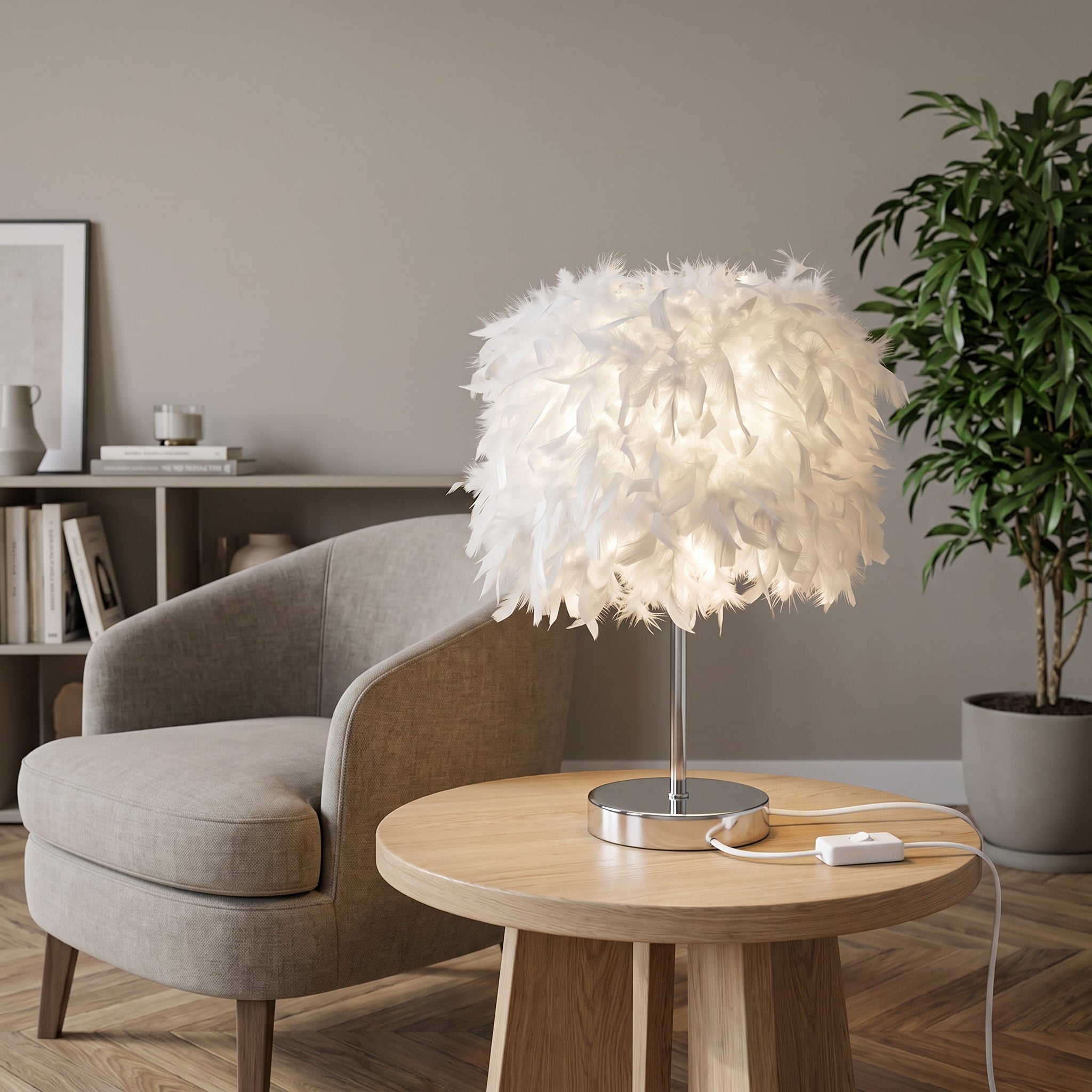 Lampe à plumes blanche près d’un fauteuil avec son câble visible Image