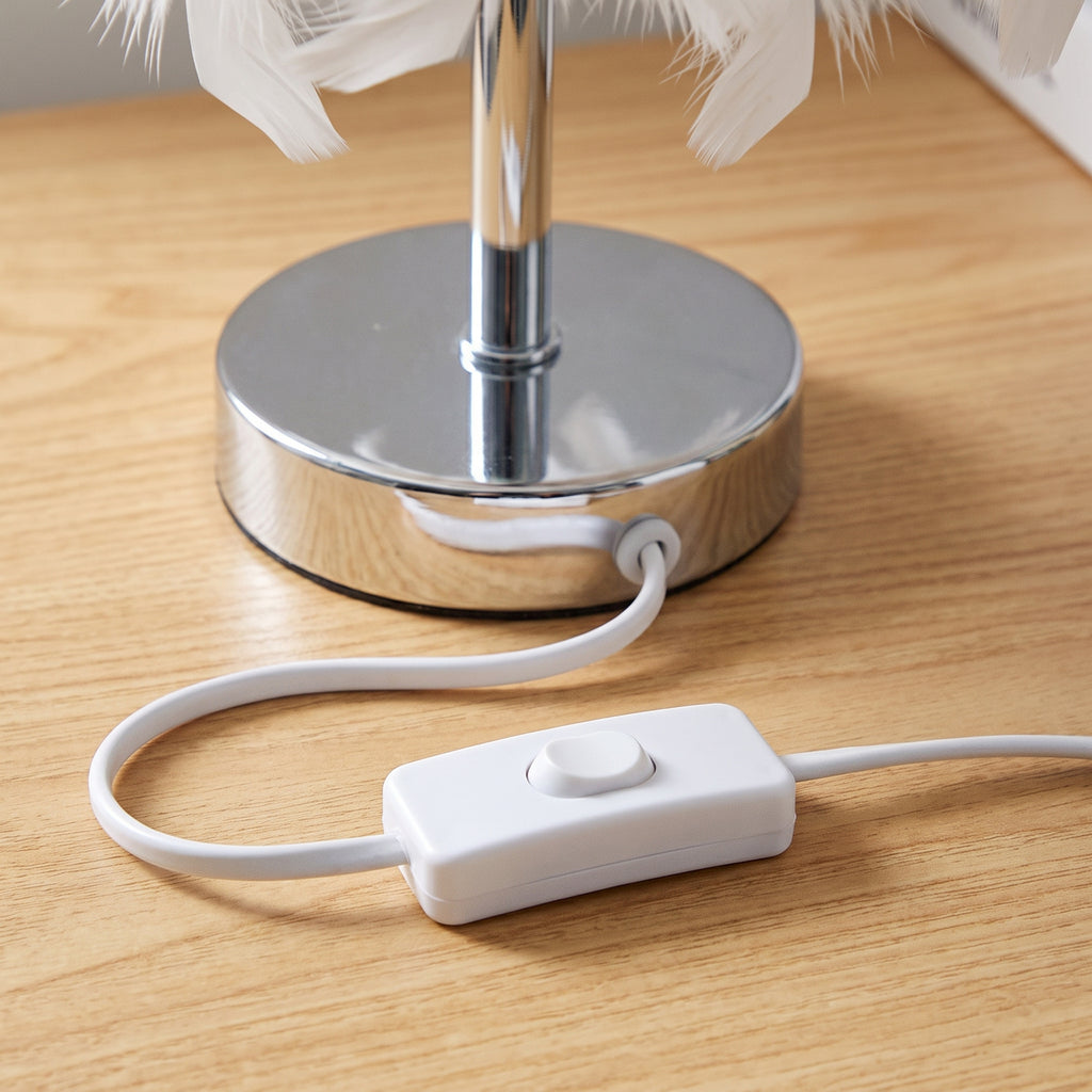 Câble et interrupteur blanc de la lampe de table à plumes