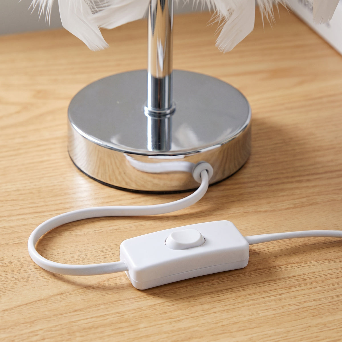 Câble et interrupteur blanc de la lampe de table à plumes