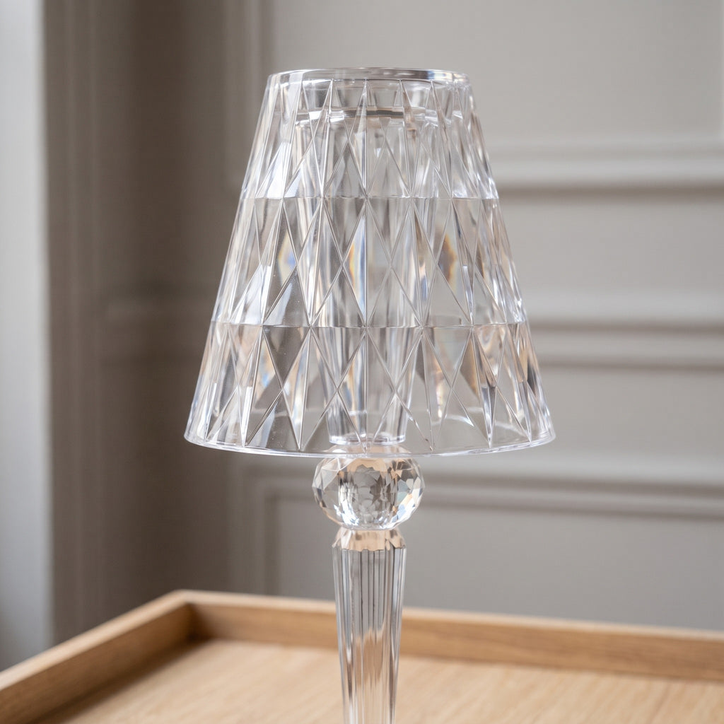 Gros plan sur l'abat-jour à pointes de diamant de la lampe effet cristal, en lumière du jour rasante