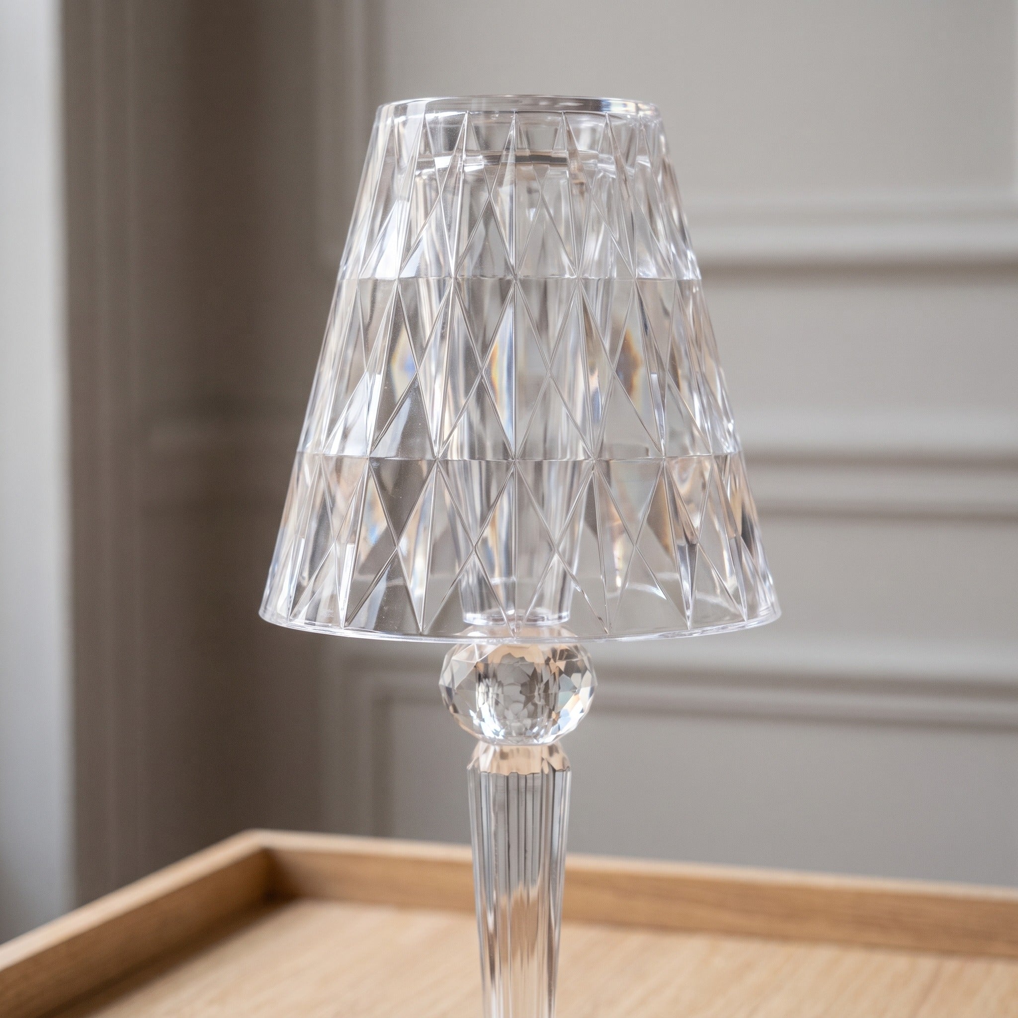 Gros plan sur l'abat-jour à pointes de diamant de la lampe effet cristal, en lumière du jour rasante Image