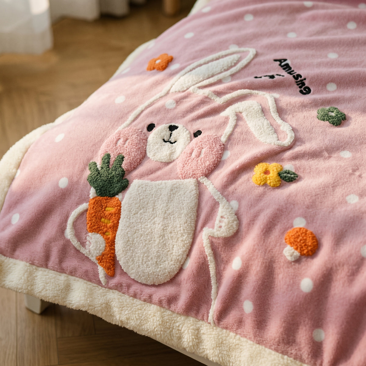 Détail de l'applique brodée de la parure de lit enfant au petit lapin