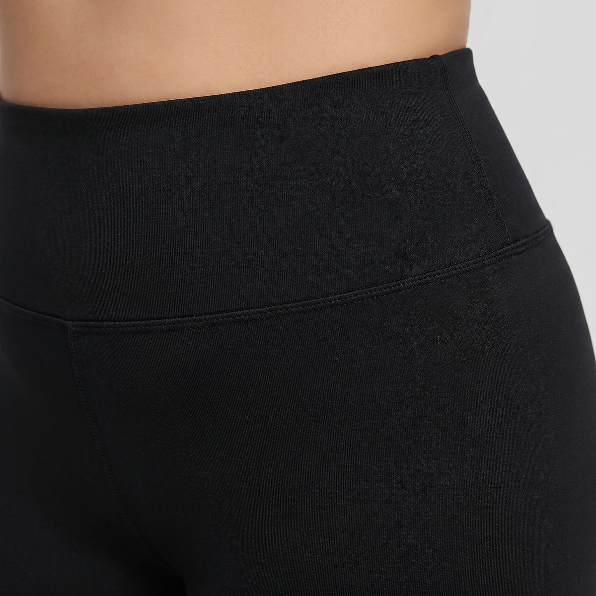 Détail de la ceinture et de la maille du legging noir Image