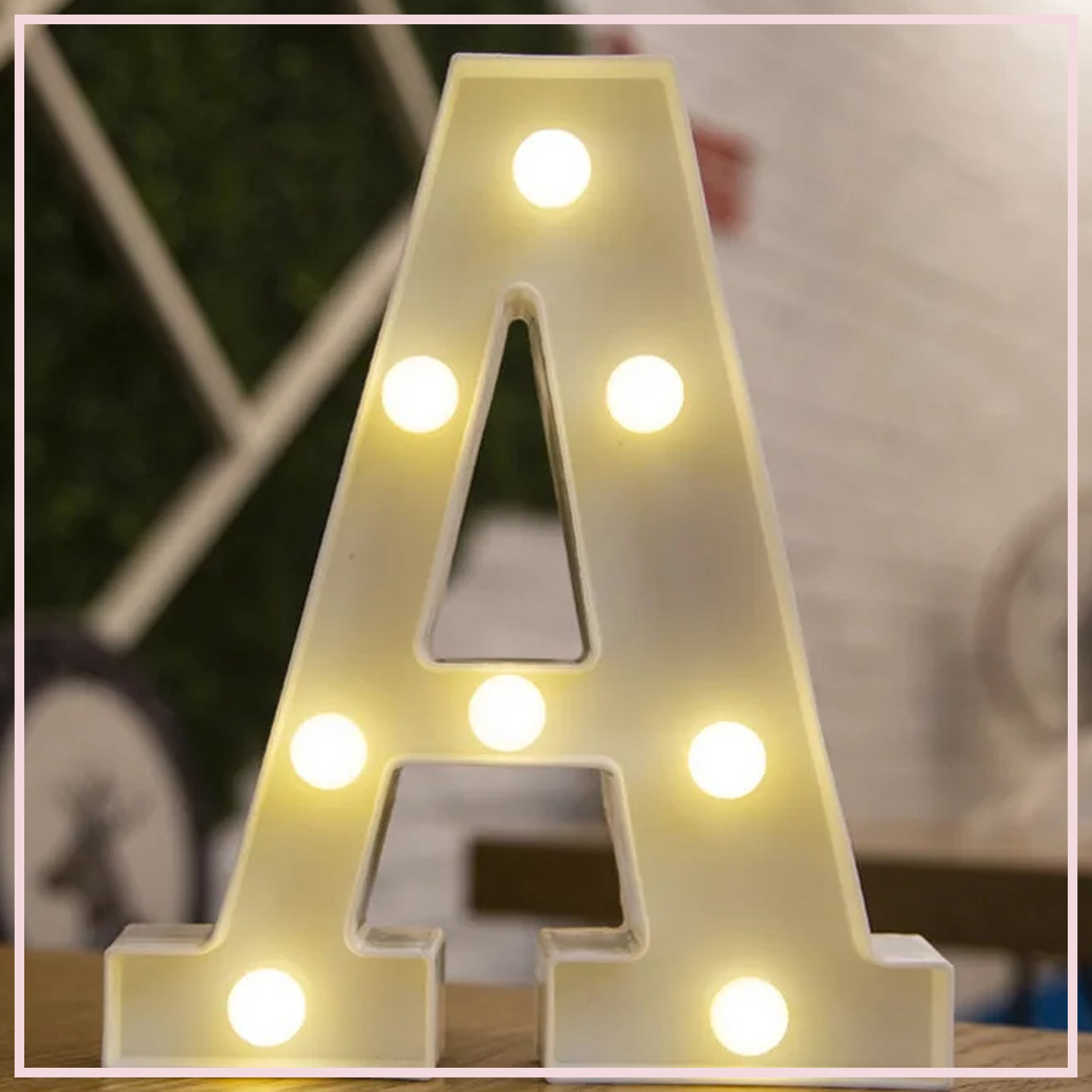 Gros plan sur la façade blanche et les points lumineux de la lettre LED A Image