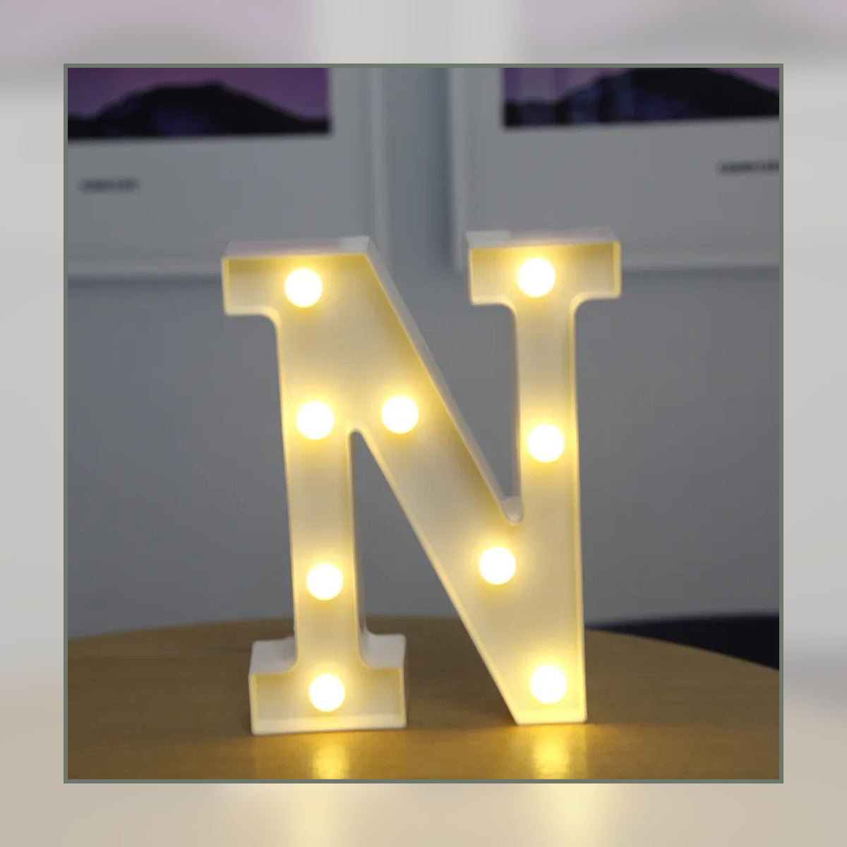 Lettre lumineuse LED N blanche allumée et posée sur un meuble
