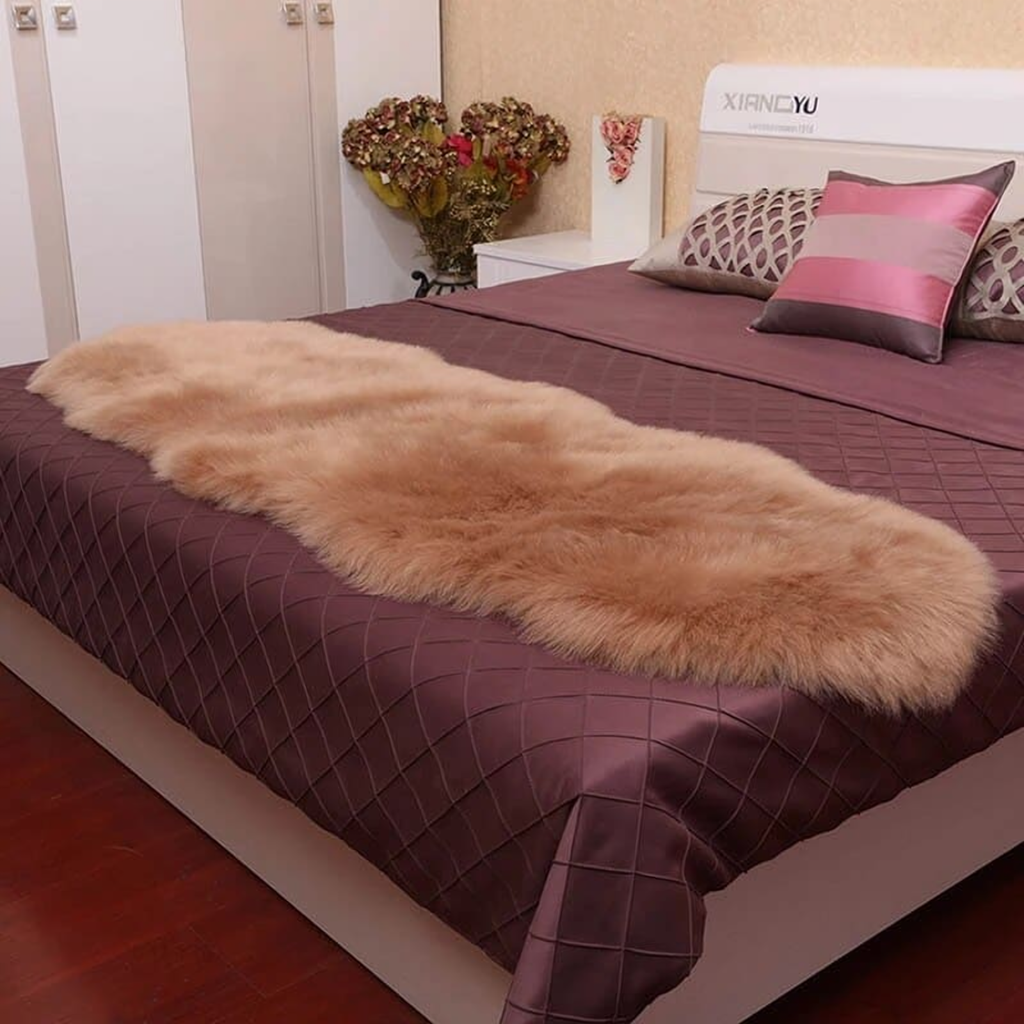 Tapis long effet fourrure au pied du lit