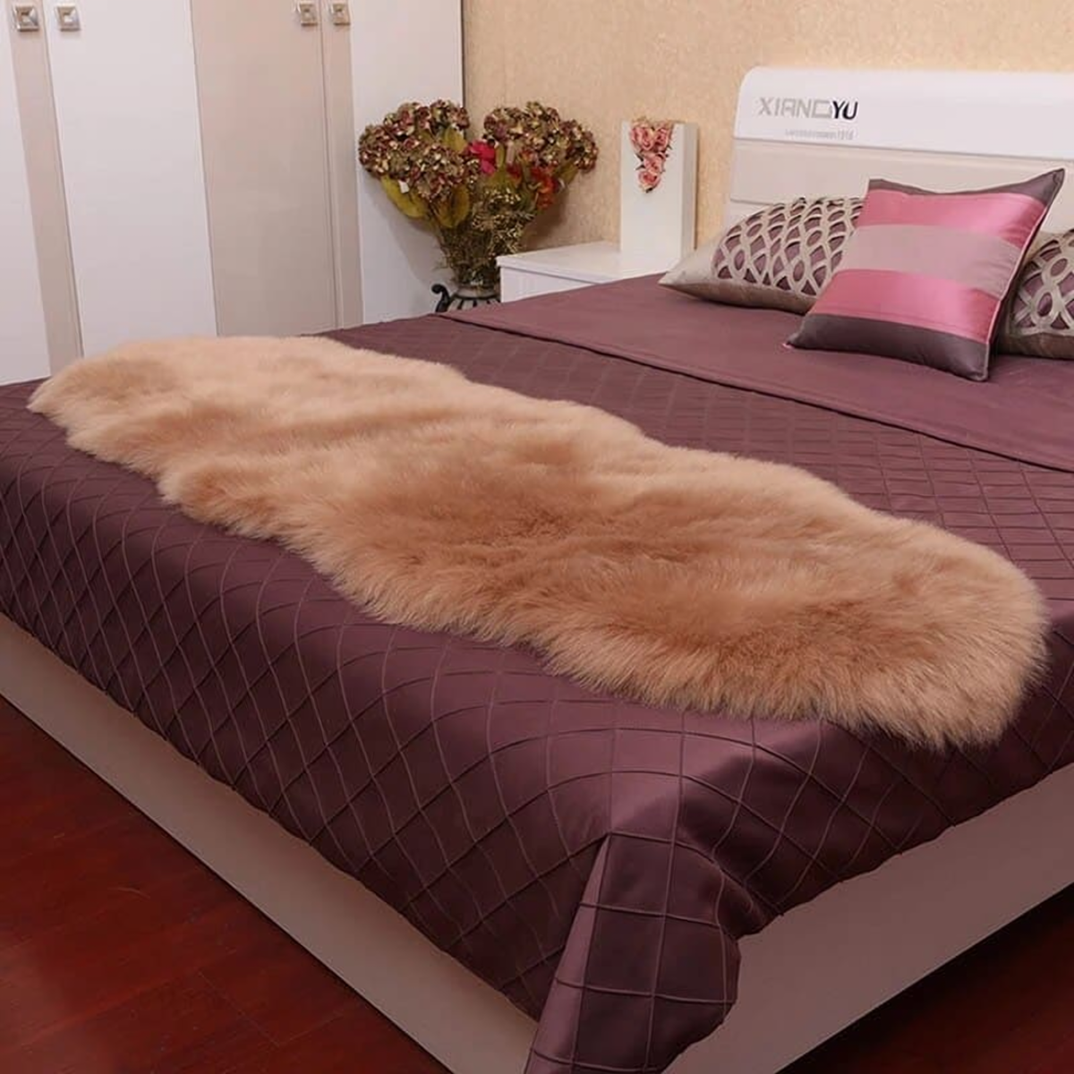 Tapis long effet fourrure au pied du lit