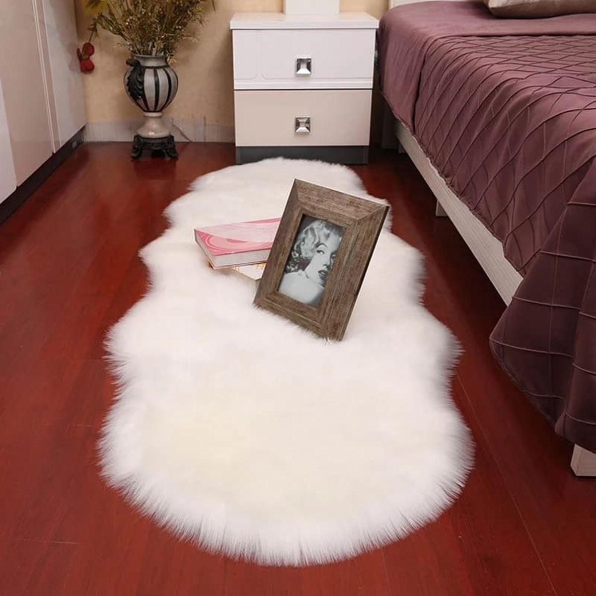 Tapis long effet fourrure dans une chambre