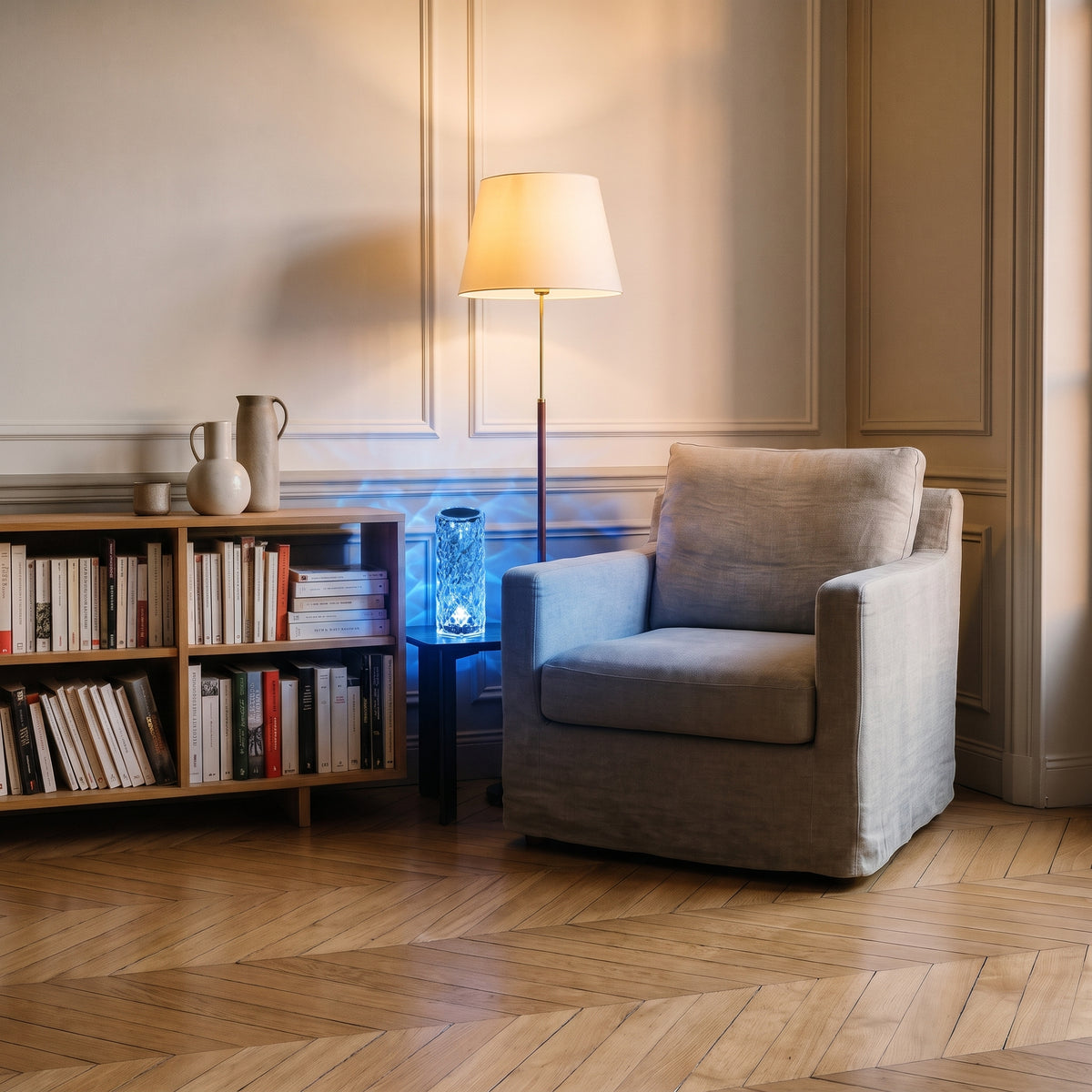 Lampe LED crystal touch allumée en lumière bleue près d'un fauteuil de lecture