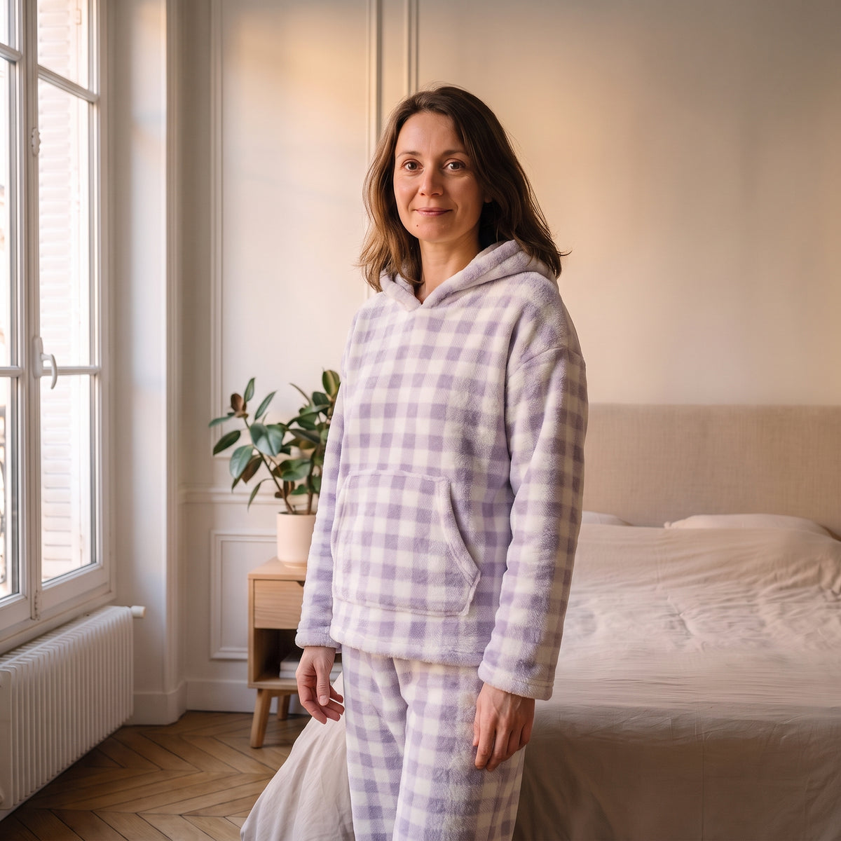 Femme portant le pyjama d'hiver lilas à carreaux dans une chambre lumineuse