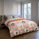 Housse de couette réversible Good night sur un lit deux places