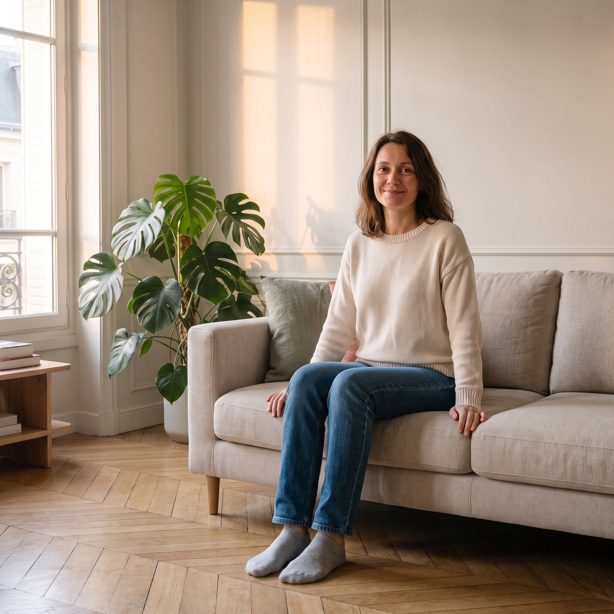 Chaussettes grises portées, deux pieds posés côte à côte sur le parquet.