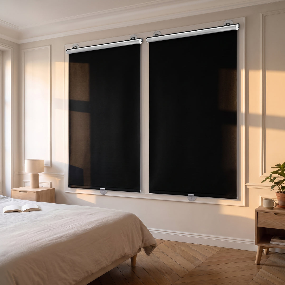 Deux stores rétractables noirs sur la fenêtre de la chambre Image