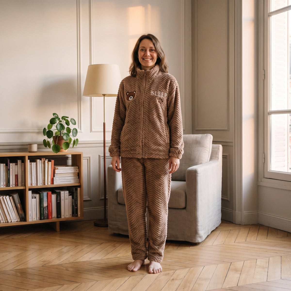 Femme en pyjama polaire camel à col montant zippé