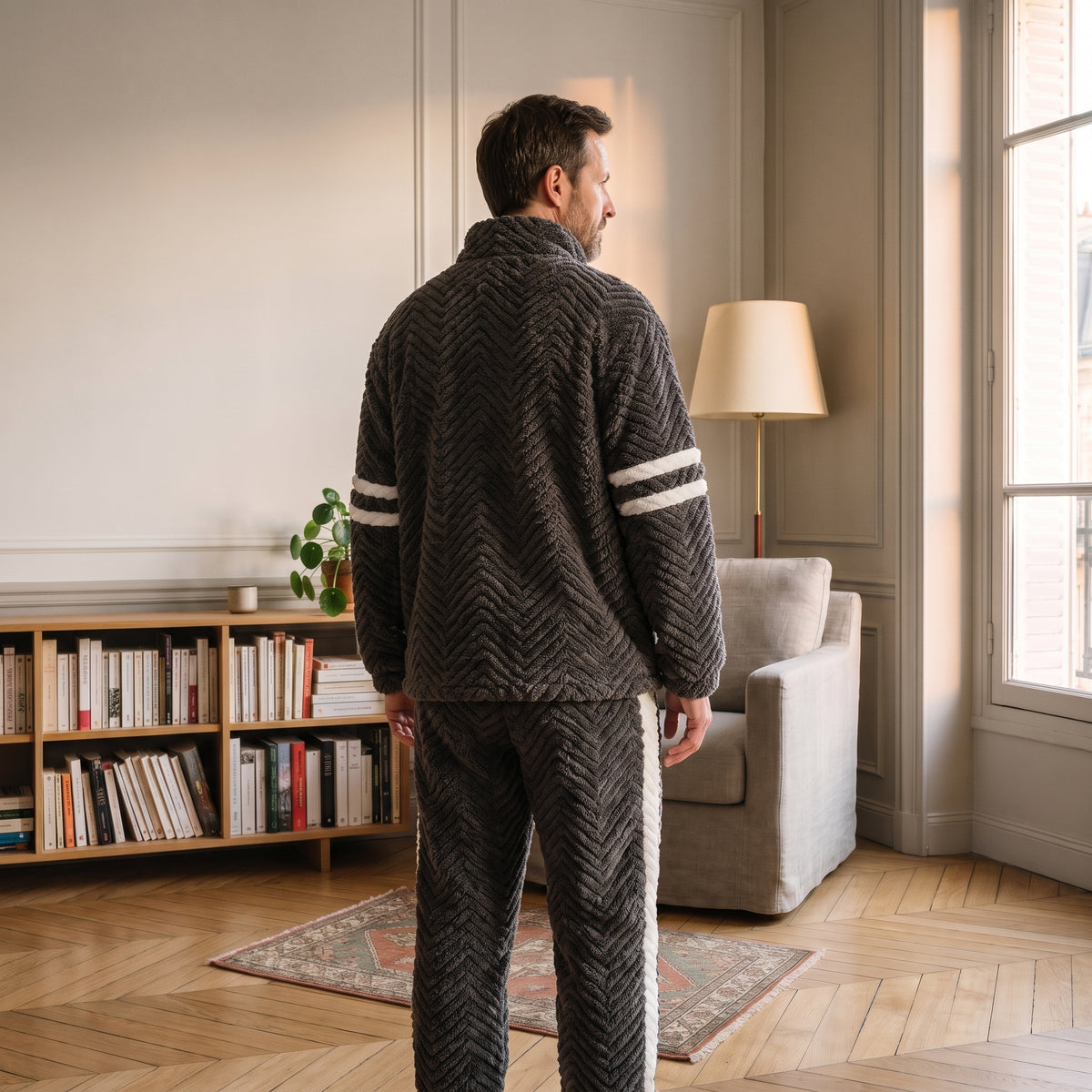 Homme de dos en pyjama polaire anthracite à maille chevron, bandes blanches sur les manches et le long de la jambe