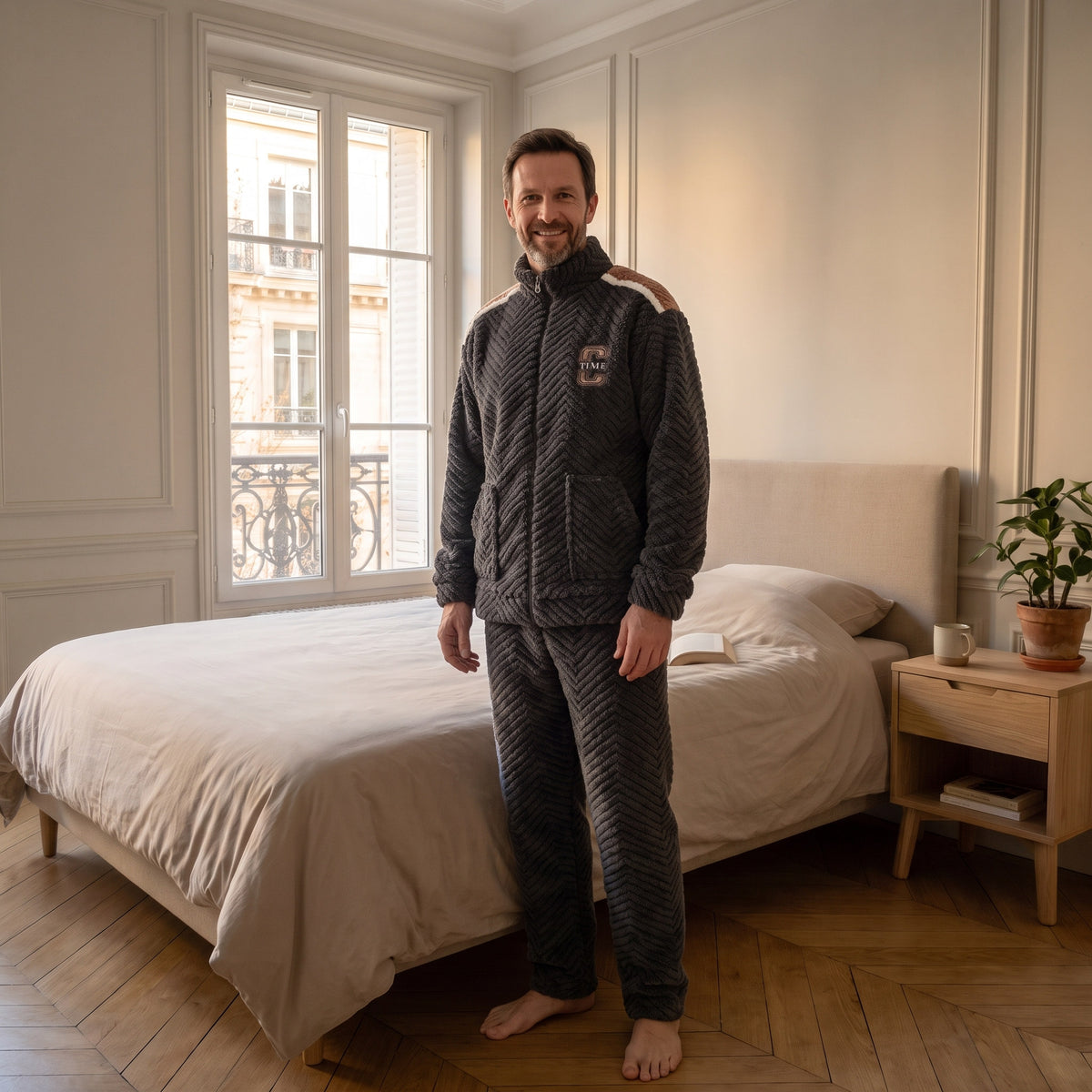 Homme en pyjama polaire anthracite à empiècement d'épaule camel