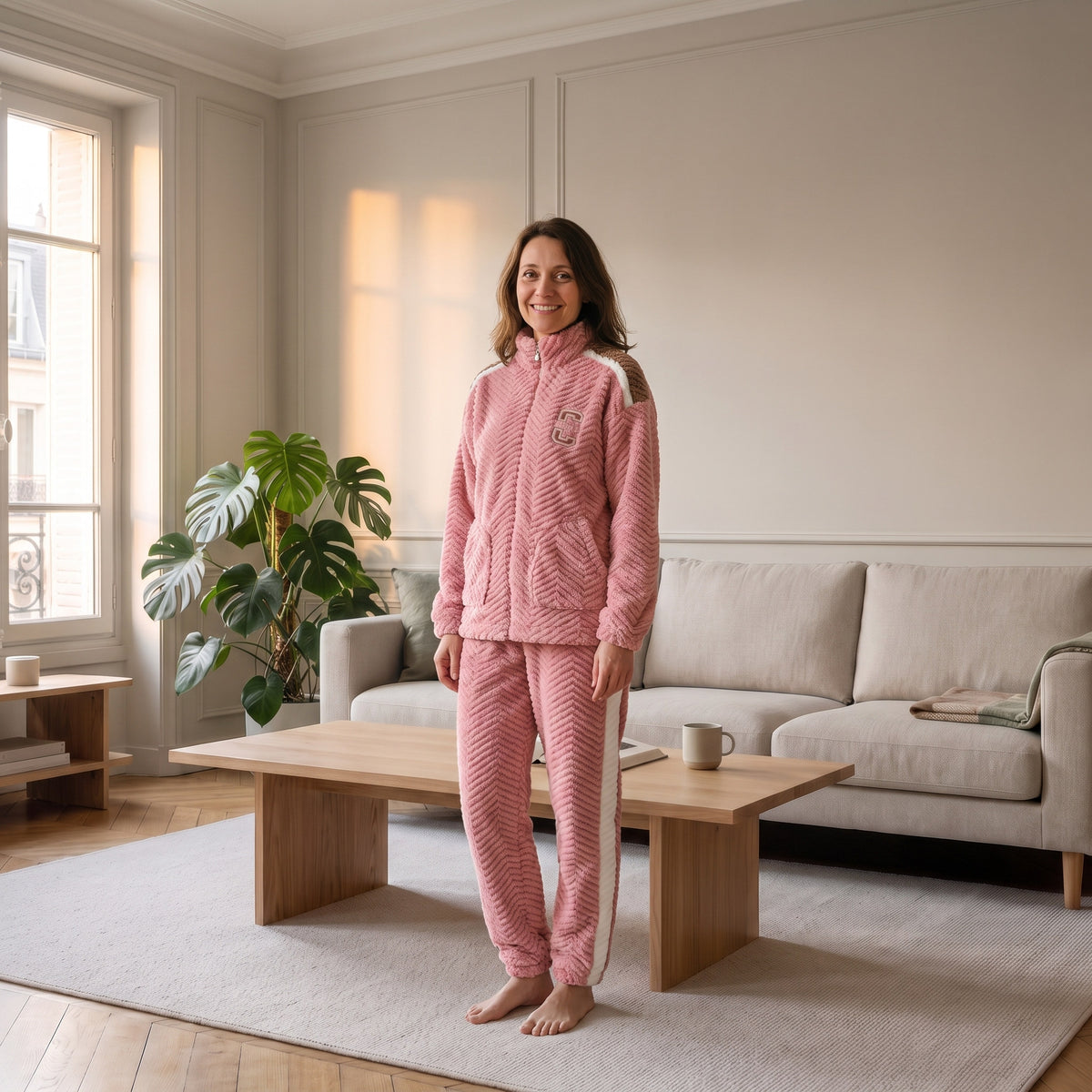 Femme en pyjama polaire rose à empiècement d'épaule écru