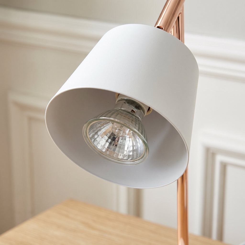 Dessous de l'abat-jour de la lampe chauffe-bougie : l'ampoule à réflecteur vissée au centre, culot à deux broches
