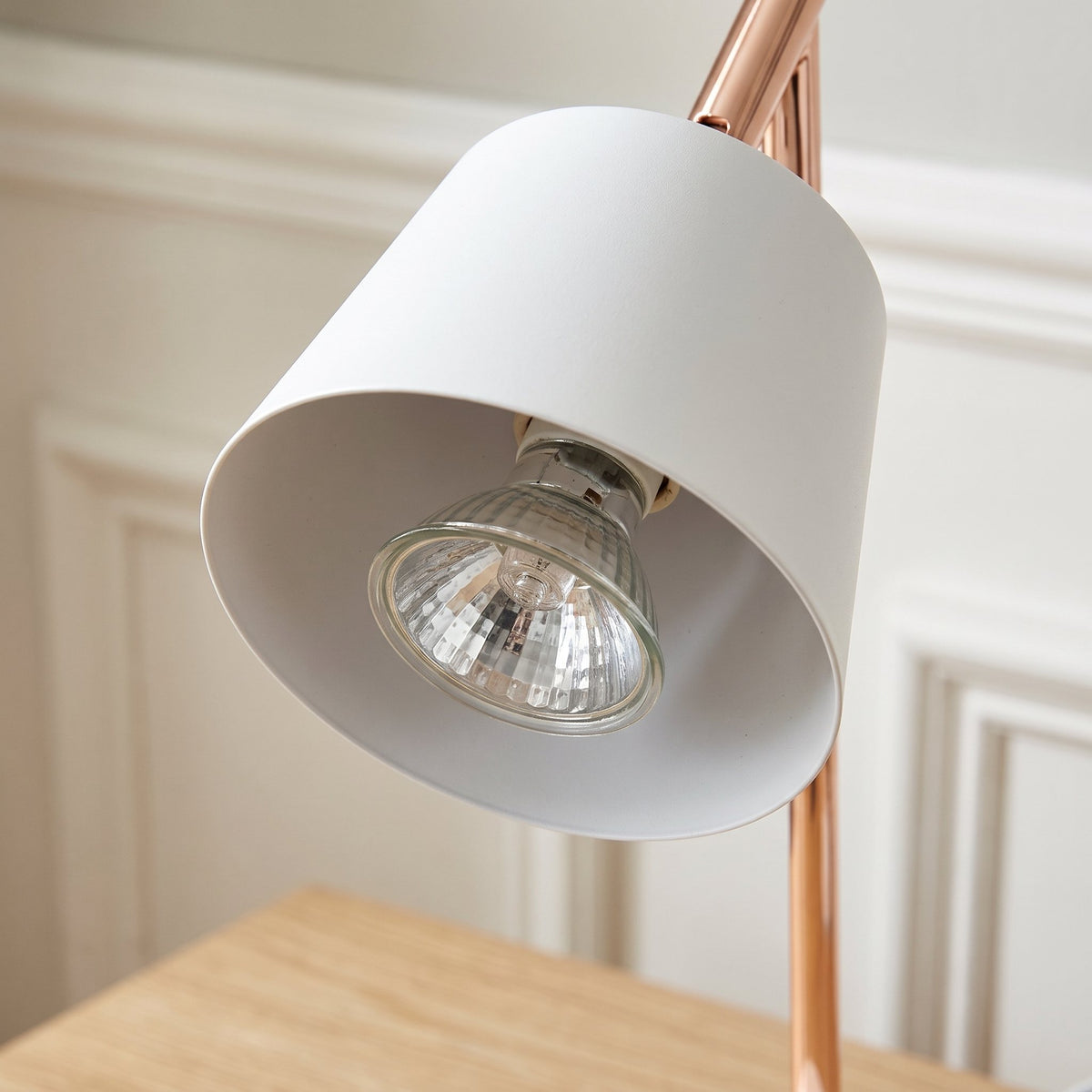 Dessous de l'abat-jour de la lampe chauffe-bougie : l'ampoule à réflecteur vissée au centre, culot à deux broches