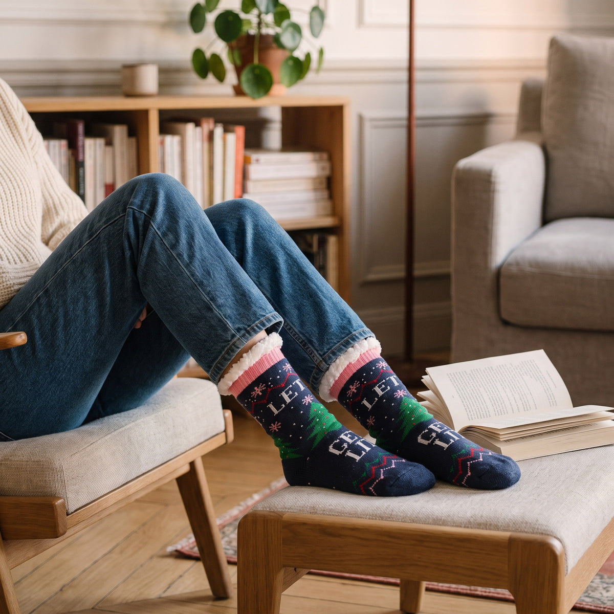 Chaussettes de Noël gris ardoise à sapins portées dans le coin lecture