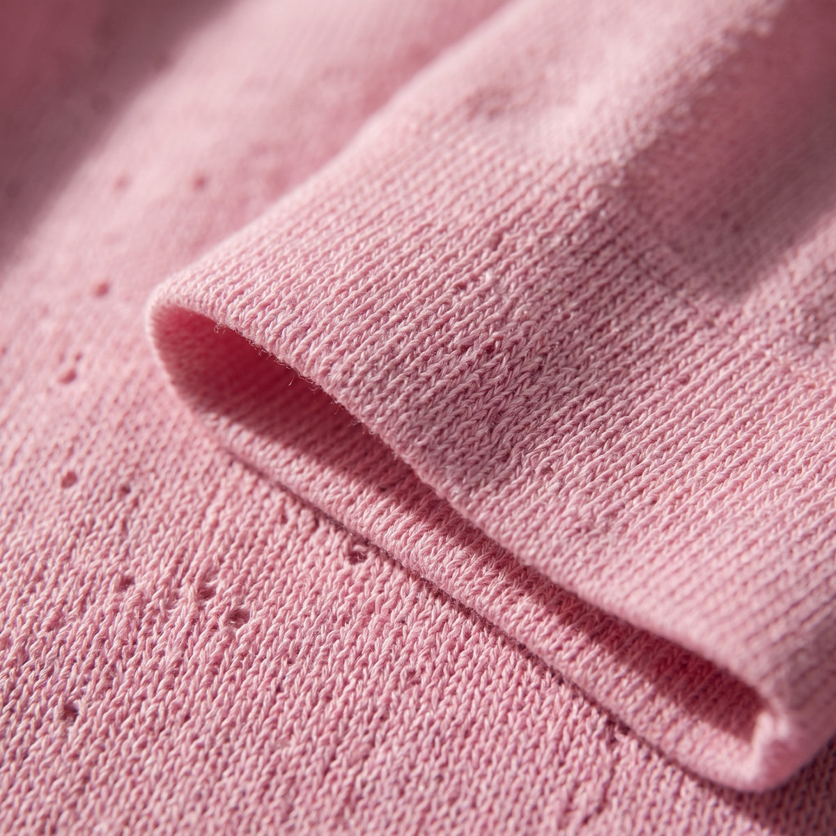 Détail de la maille fine et ajourée du pull