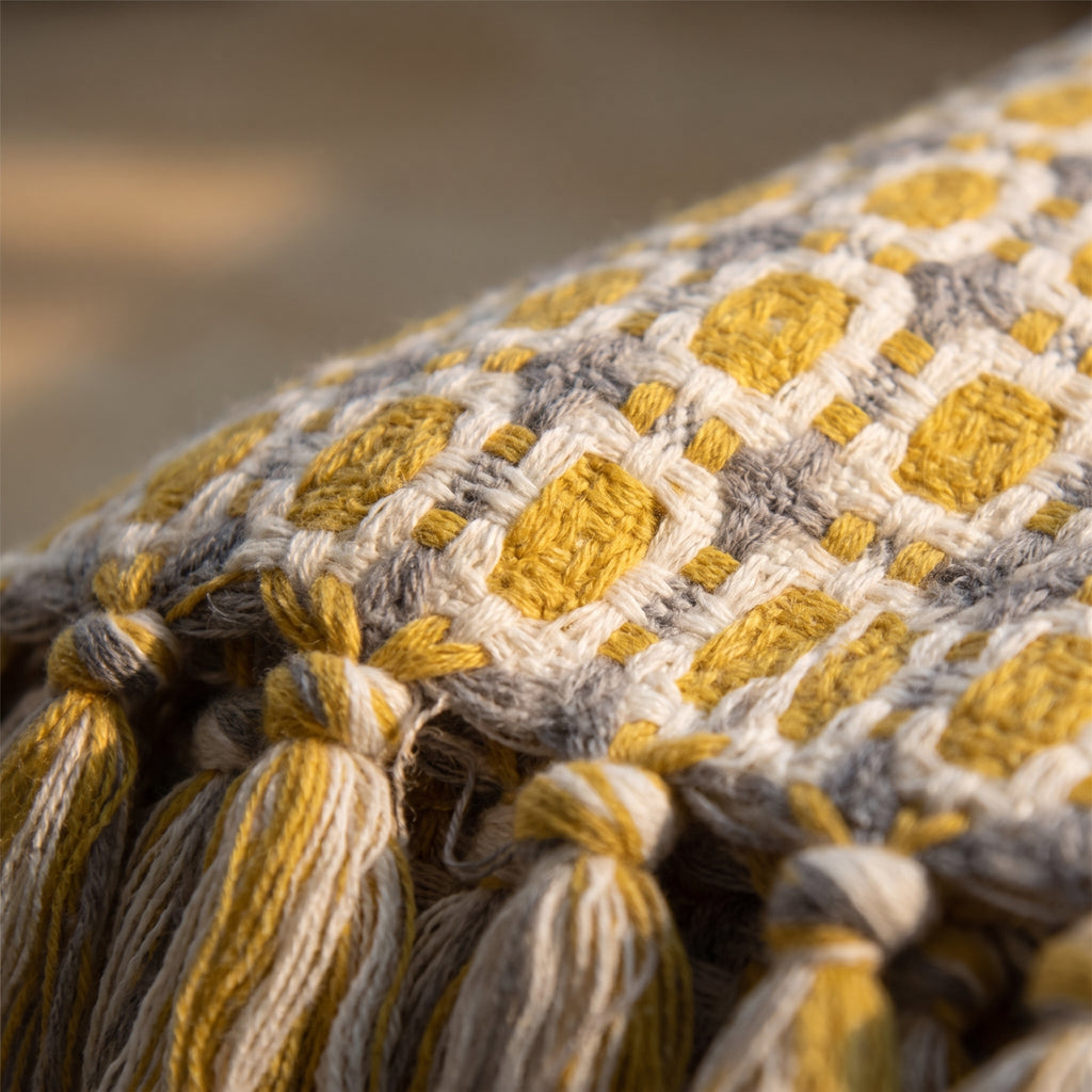 Détail du tissage à losanges et des franges nouées