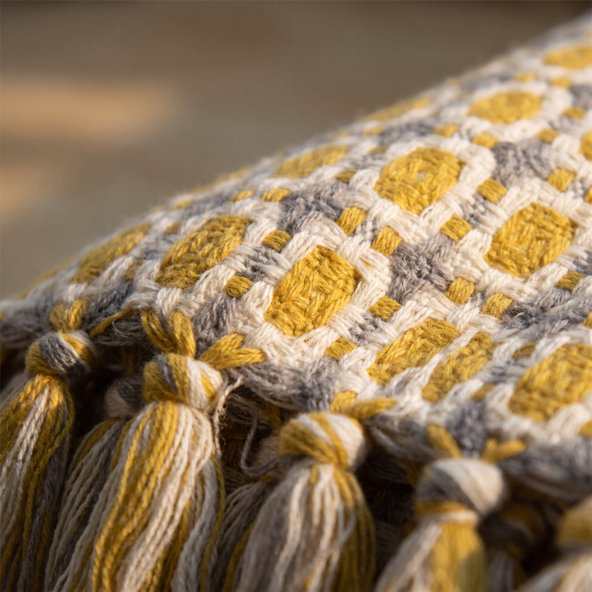 Détail du tissage à losanges et des franges nouées