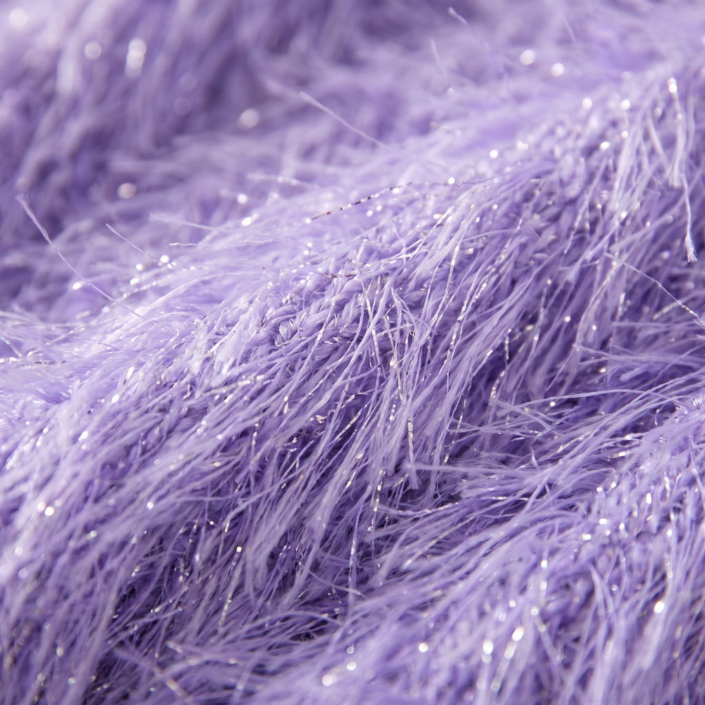 Détail des longs poils et du fil pailleté