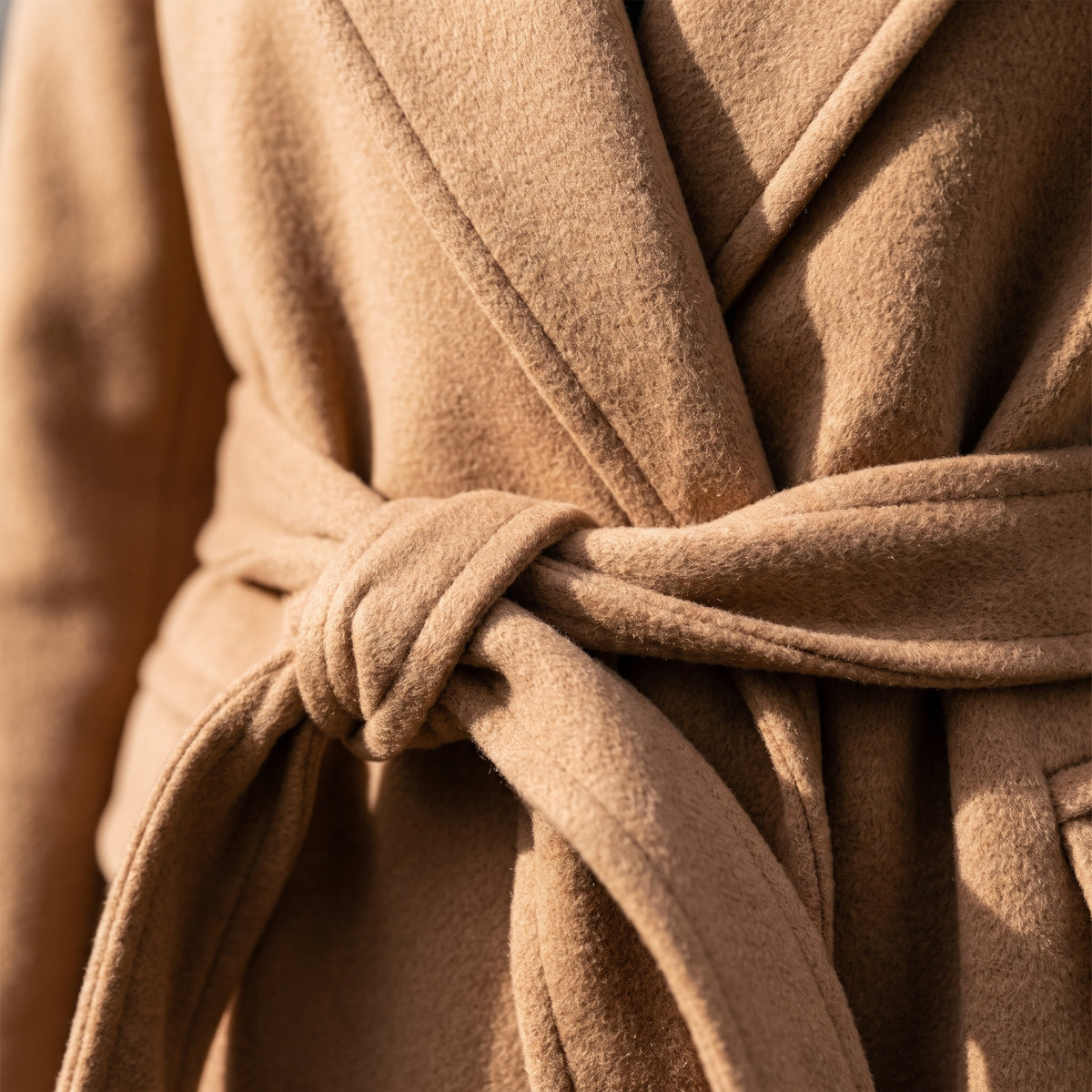 Détail du nœud de la ceinture et du lainage