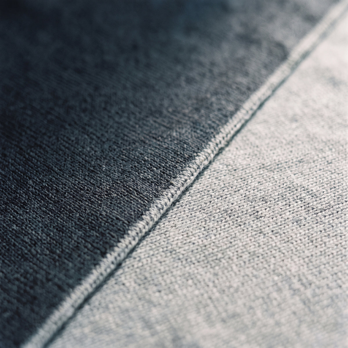 Détail du tissage double face et de la frontière entre les deux teintes
