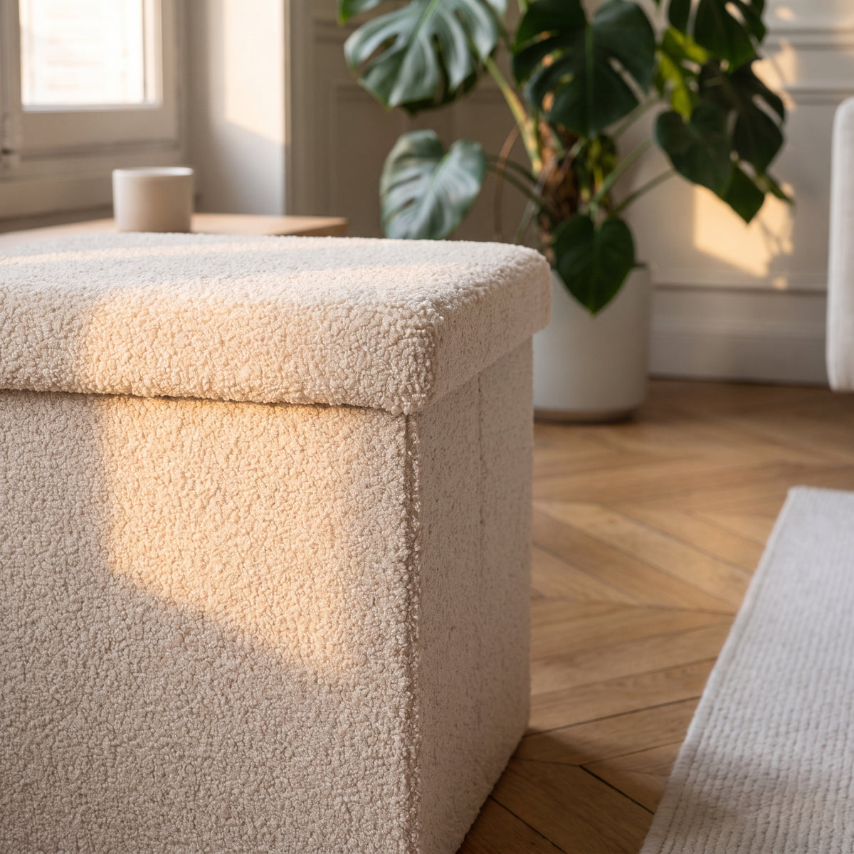 Gros plan sur la surface bouclée et le couvercle du pouf beige