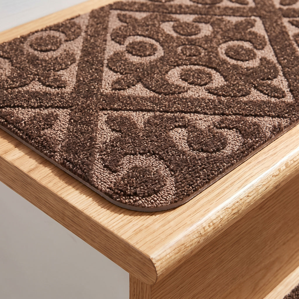 Angle arrondi d'un tapis de marche marron foncé, velours bouclé et tranche mince sur le chêne