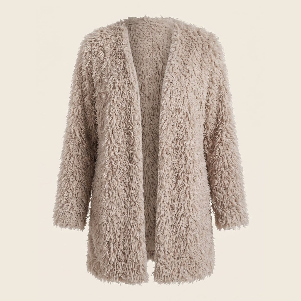 Manteau mi-long beige à poils présenté ouvert sur fond ivoire