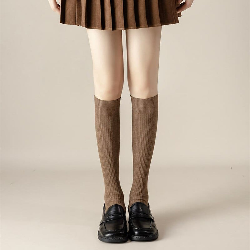 Chaussettes hautes marron clair portees sous le genou avec des mocassins
