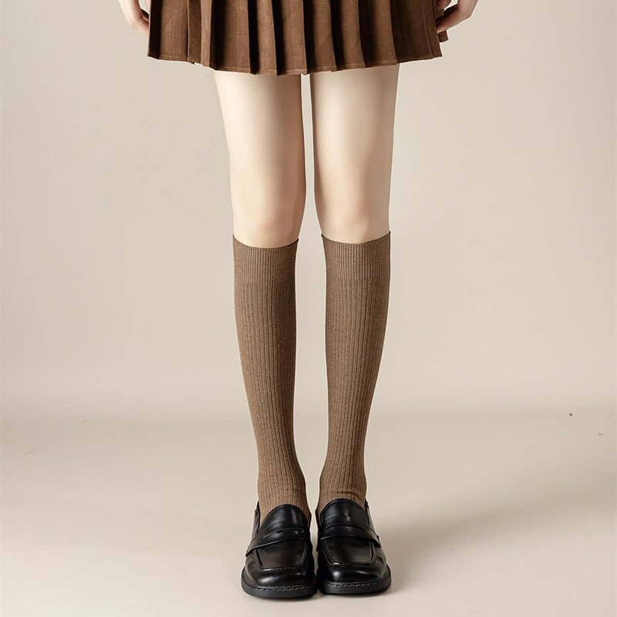 Chaussettes hautes marron clair portees sous le genou avec des mocassins
