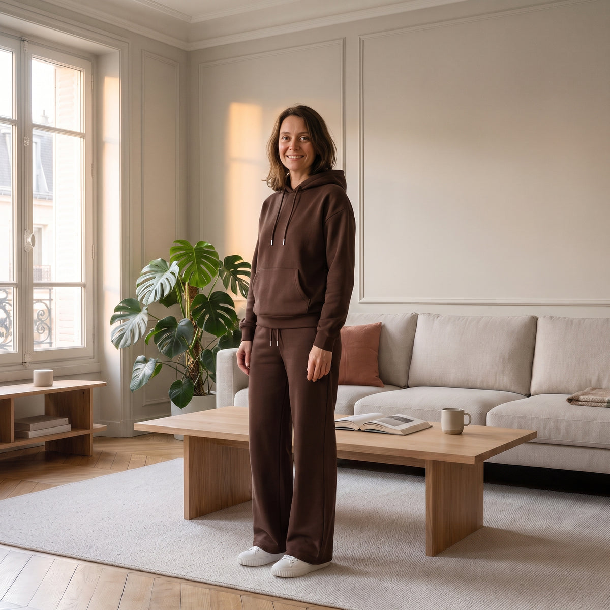 Ensemble jogging femme marron porté dans un intérieur lumineux