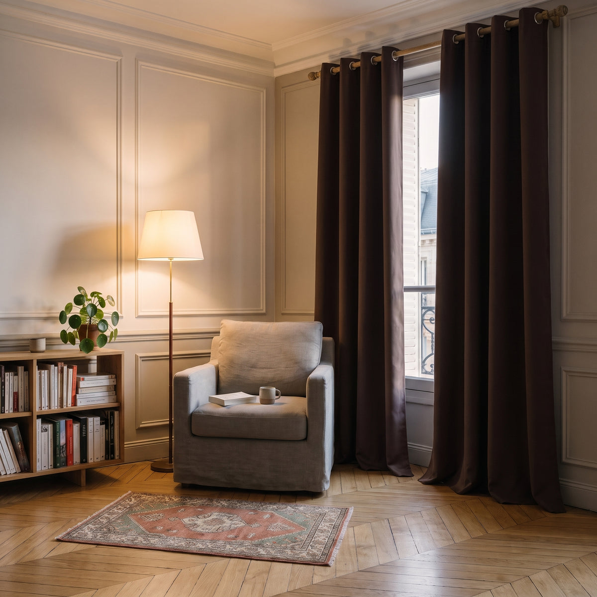 Rideau occultant marron dans son intérieur