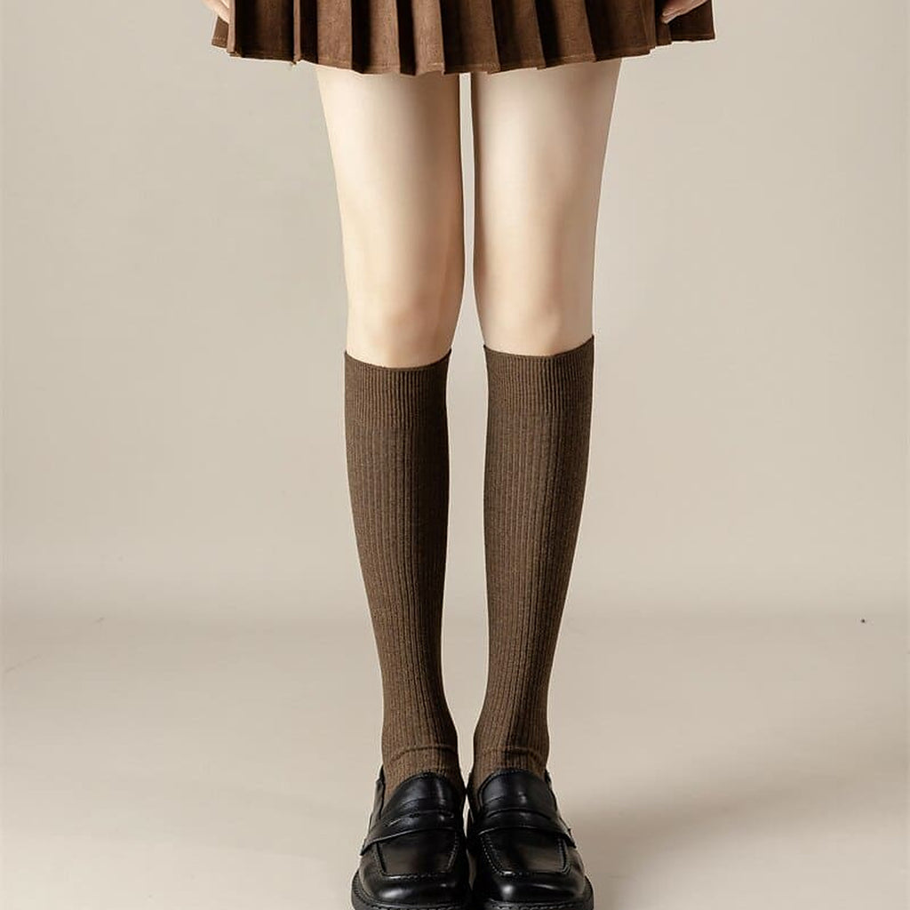 Chaussettes hautes marron portees sous le genou avec des mocassins