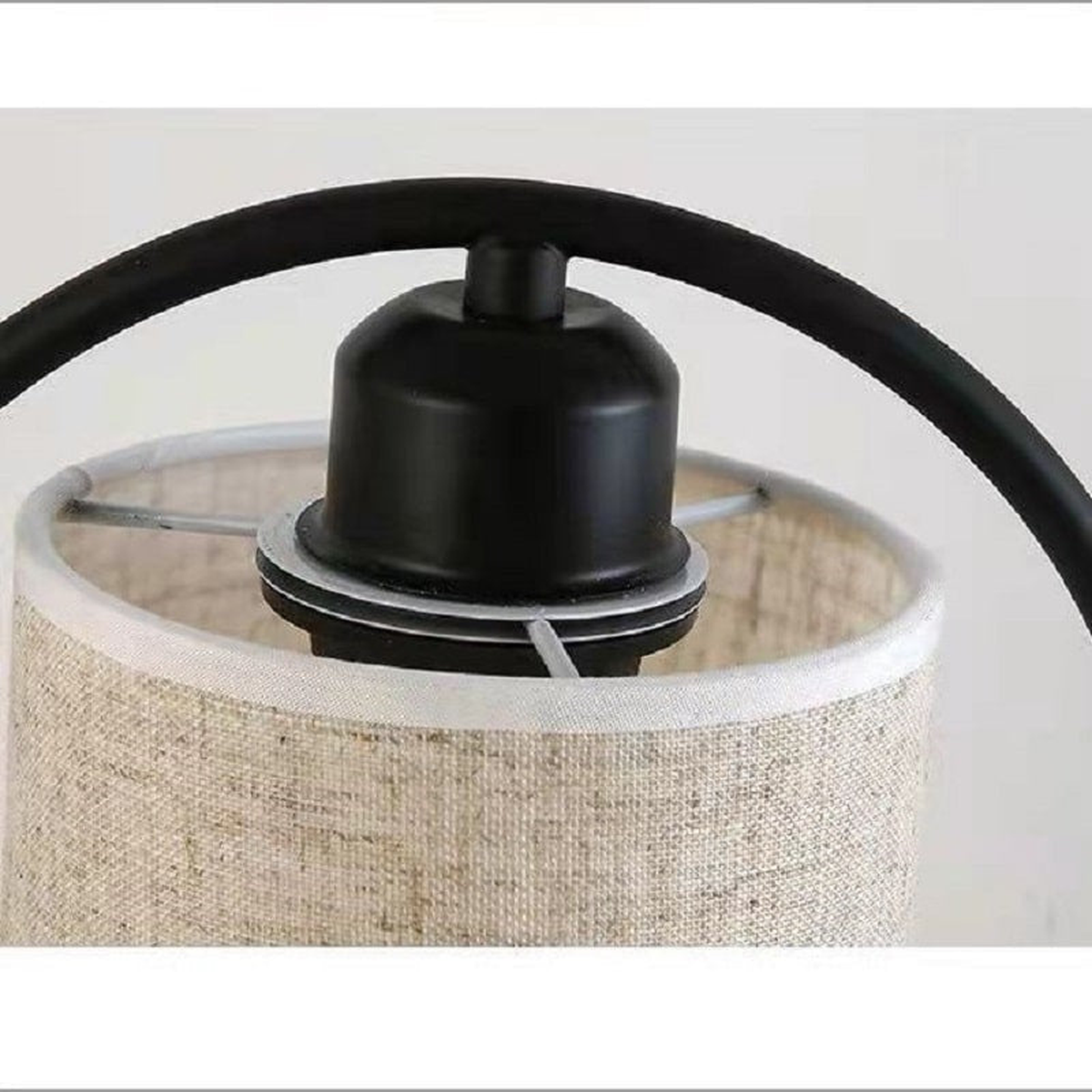 Gros plan sur le tissage de l’abat-jour en lin et la suspension noire de la lampe Image