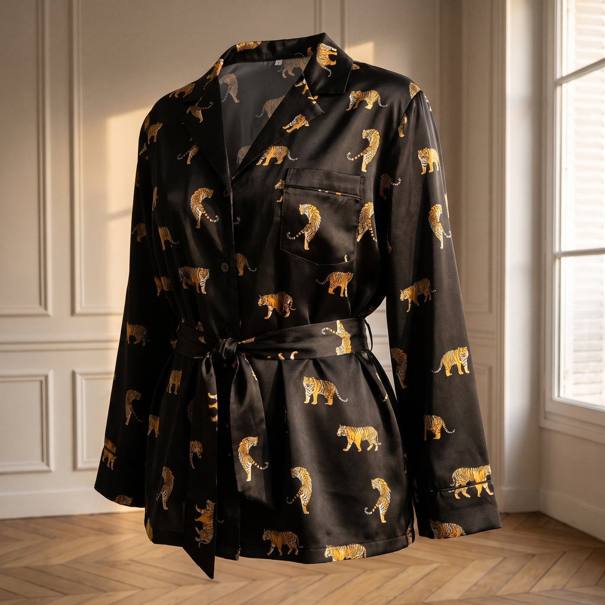 Haut du pyjama en satin présenté sans corps : col cranté, boutonnage, poche de poitrine et ceinture nouée Image