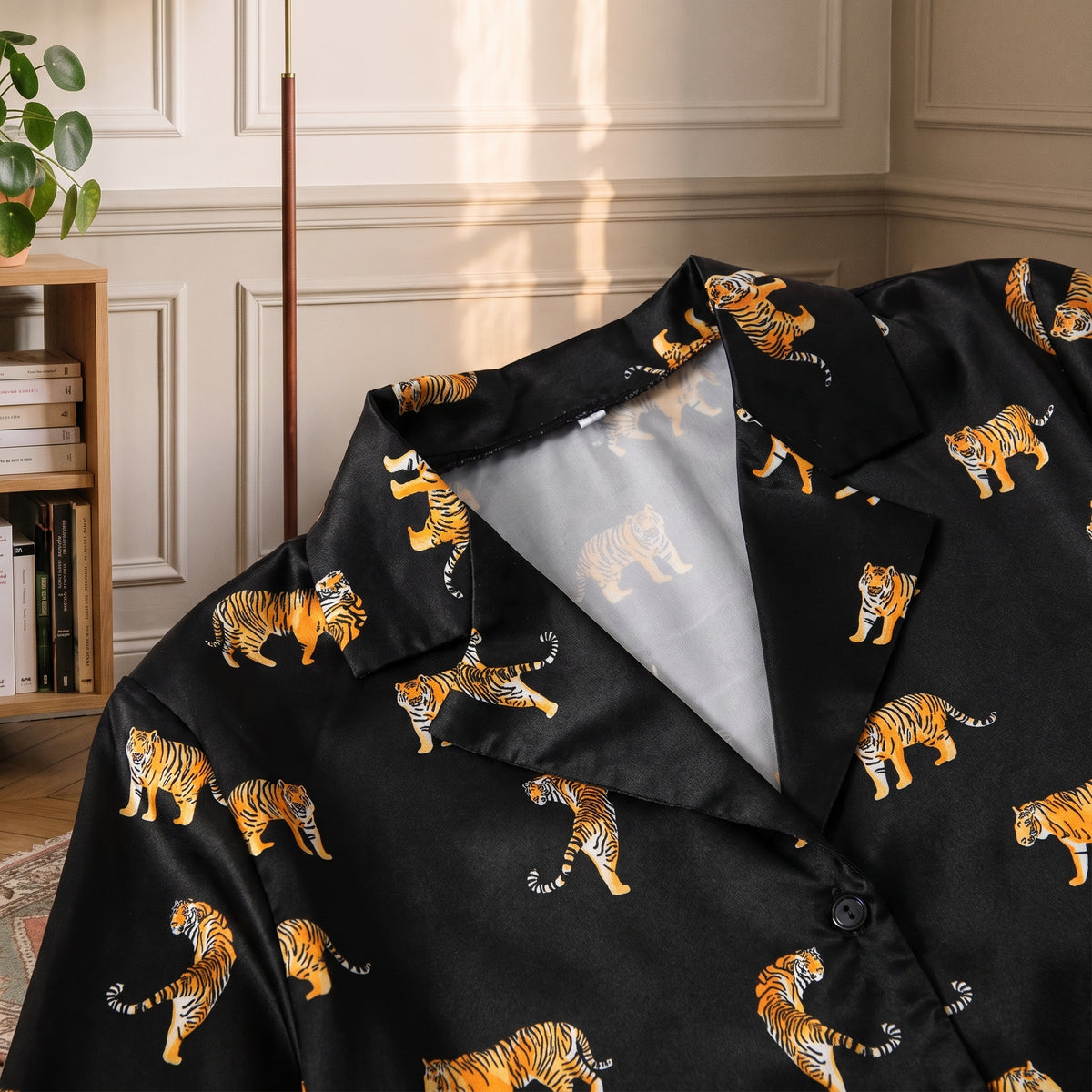 Satin noir du pyjama en lumière rasante, endroit brillant et envers gris pâle au revers du col Image