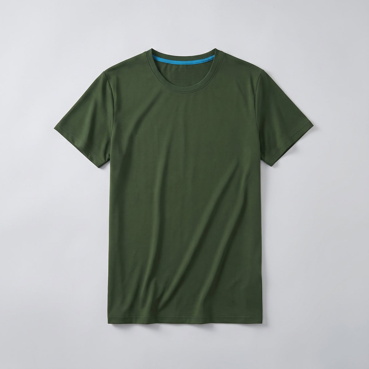 T-shirt vert militaire en coton posé à plat, vu du dessus
