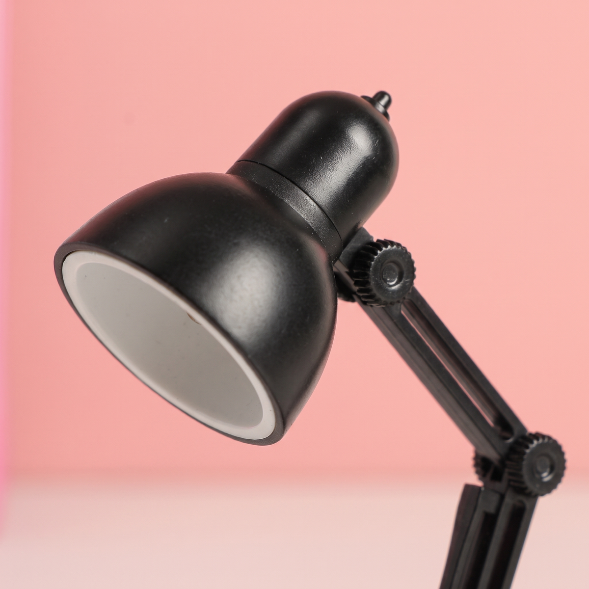Détail de la tête ronde de la mini lampe de lecture LED noire