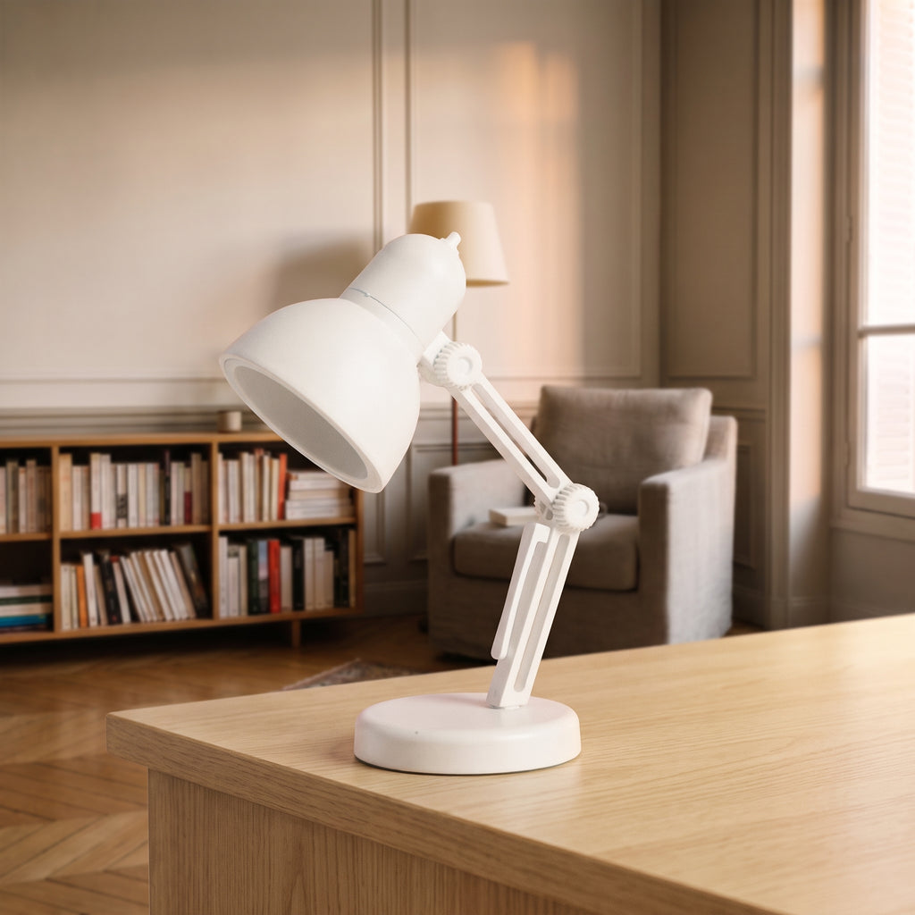 Mini lampe de lecture blanche à abat-jour rond posée sur un plan de travail en bois clair, vue de trois quarts