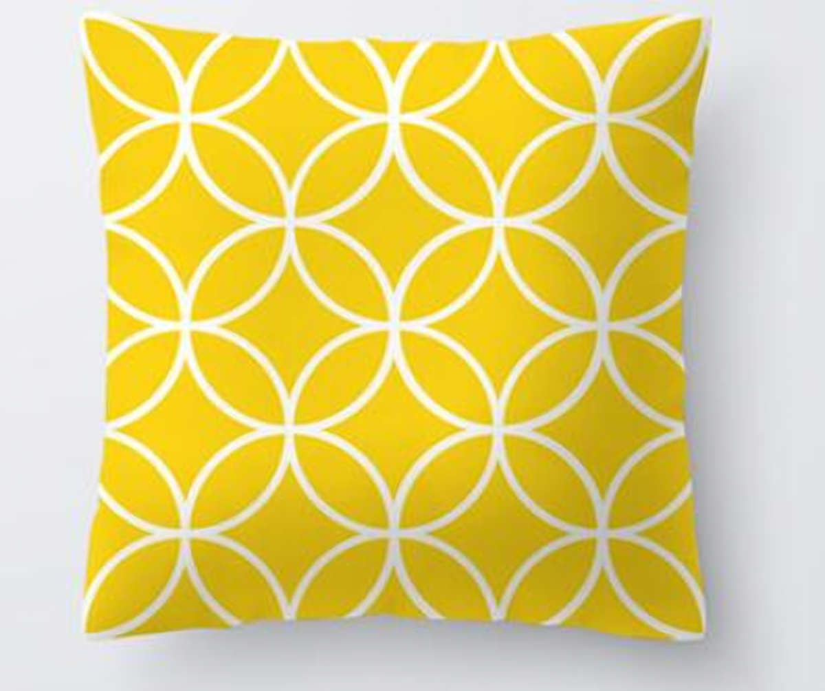Housse de coussin jaune, motif entrelacs blancs