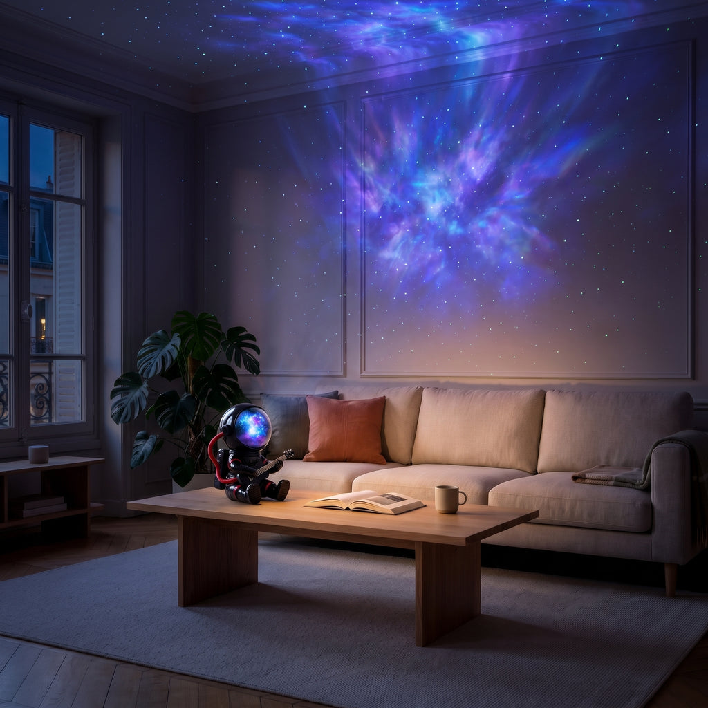 Le projecteur astronaute posé sur une table basse de salon