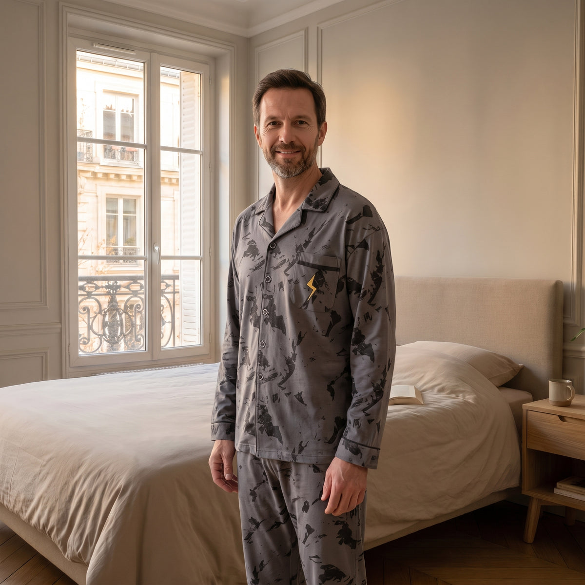 Homme portant le pyjama gris imprimé dans une chambre lumineuse