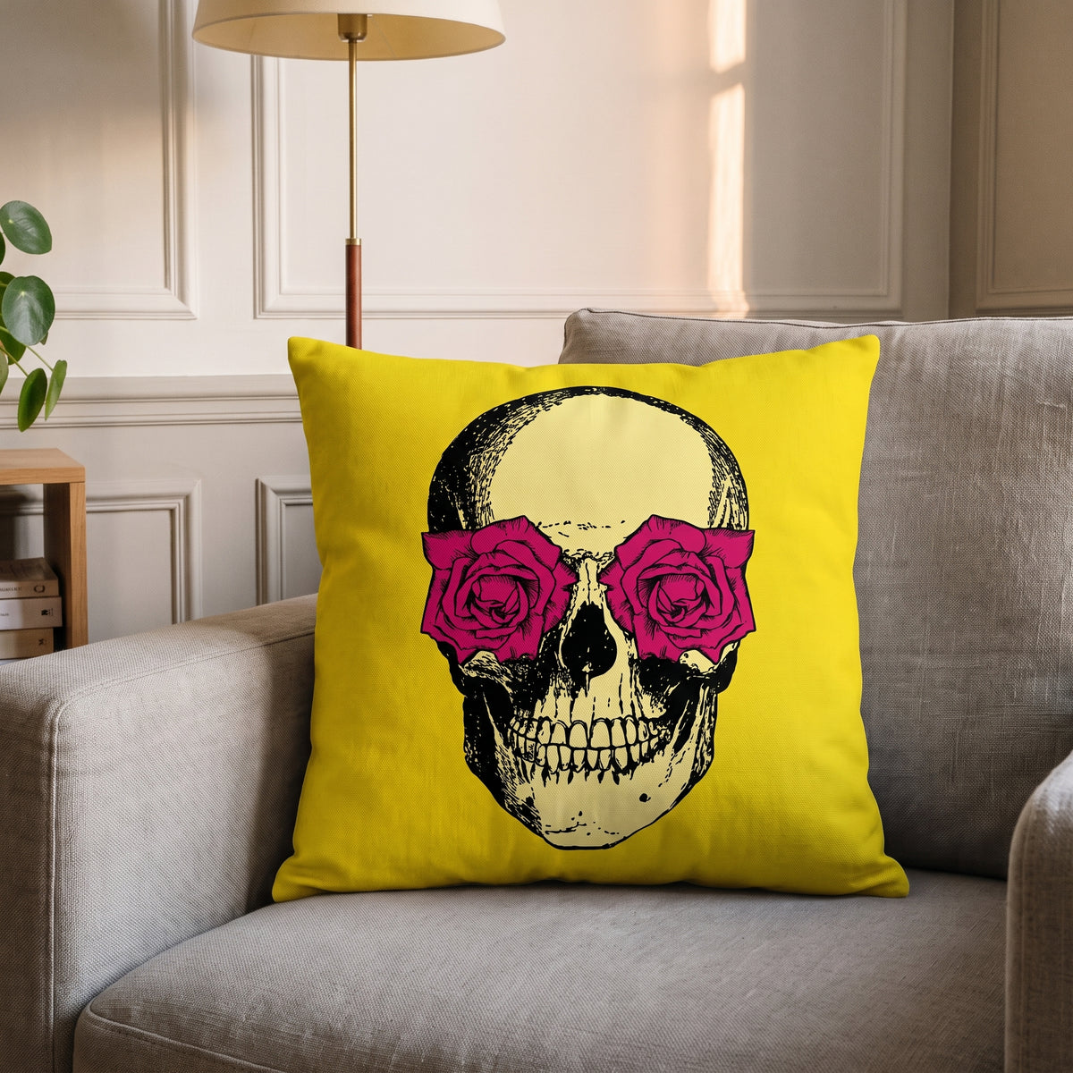 Housse de coussin jaune, modèle Crâne aux roses