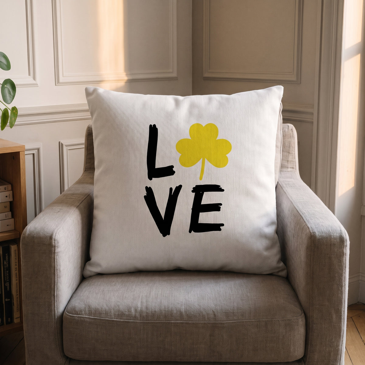Housse de coussin jaune, modèle Love fleuri